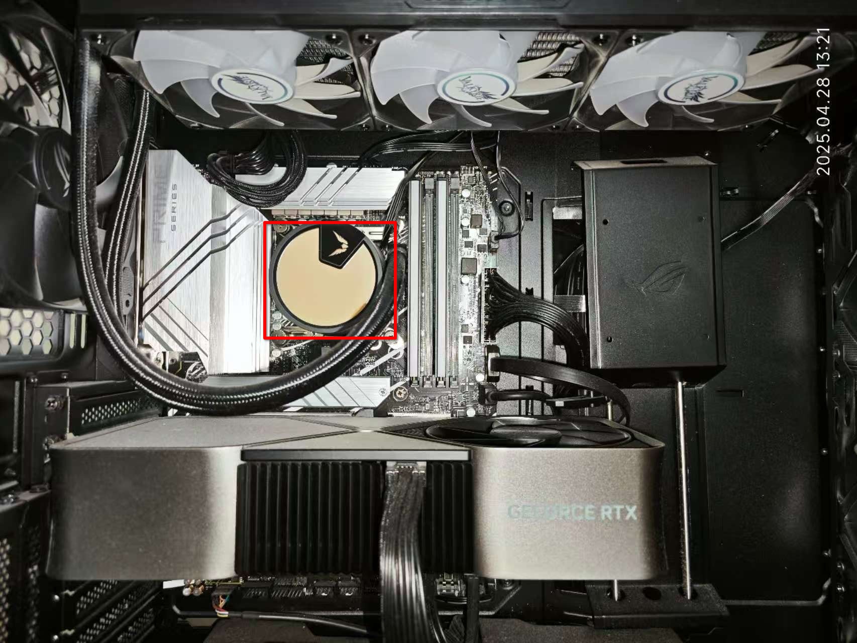 CPU，但这实际上是水冷散热器，CPU压在散热器下面