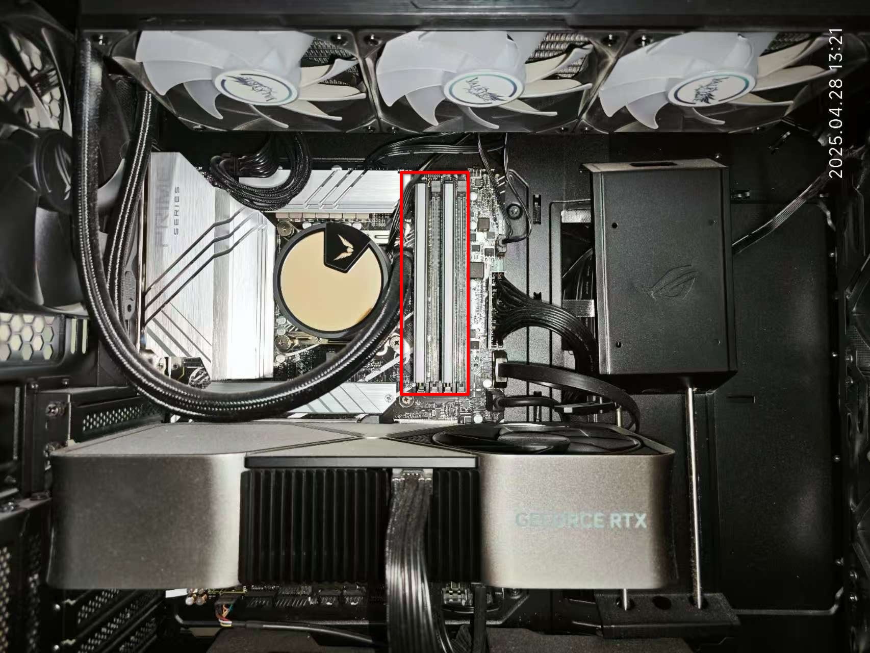 内存条，这里是两条DDR5，每条16GB