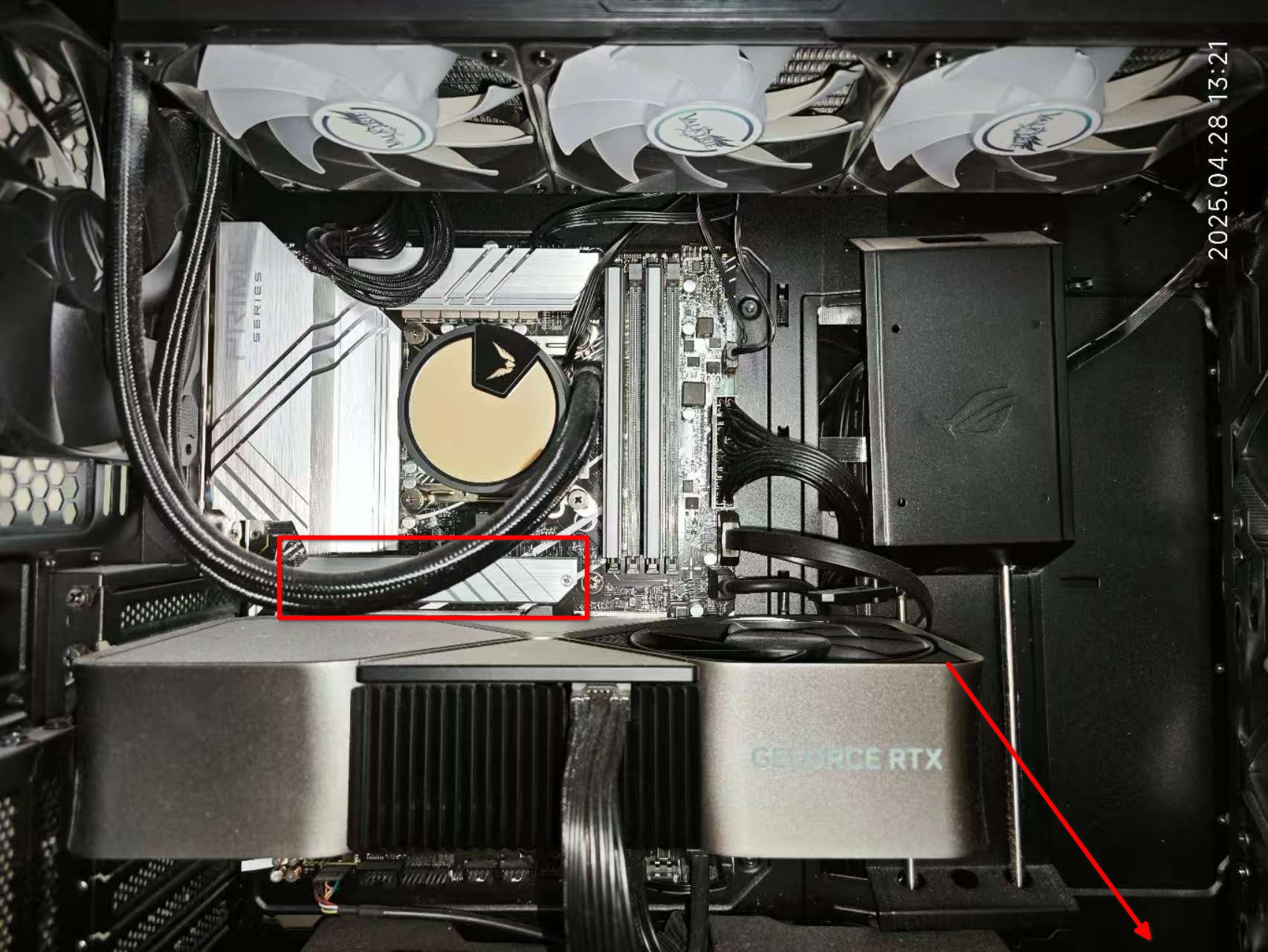 这台计算机有一个SSD（框选的），还有一个HDD（箭头指向的，没有拍进来）