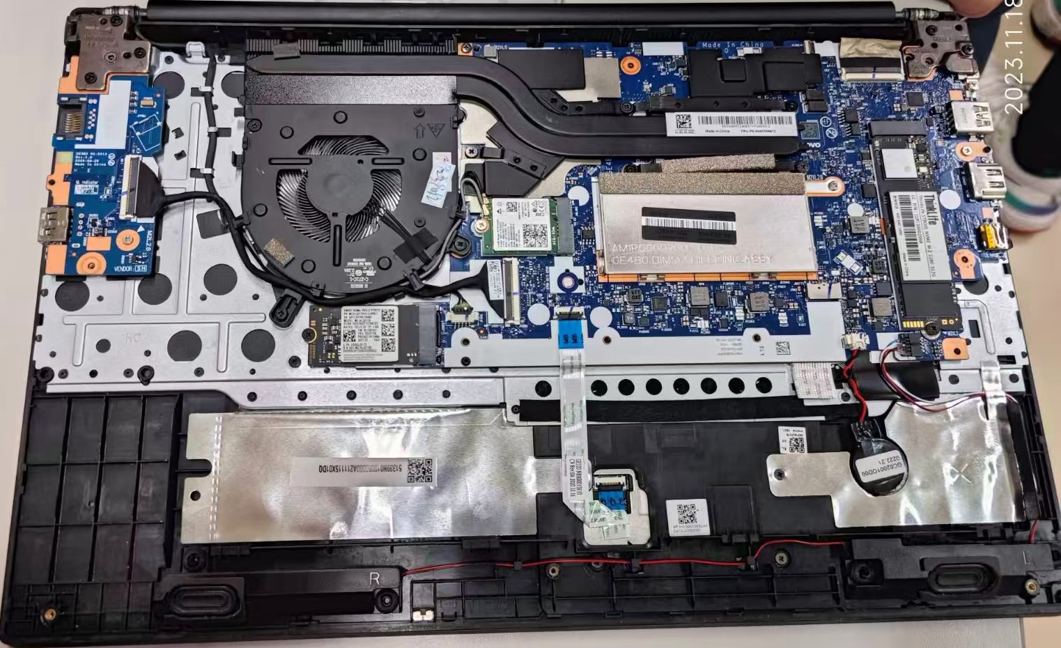 一台笔记本计算机打开后盖的样子